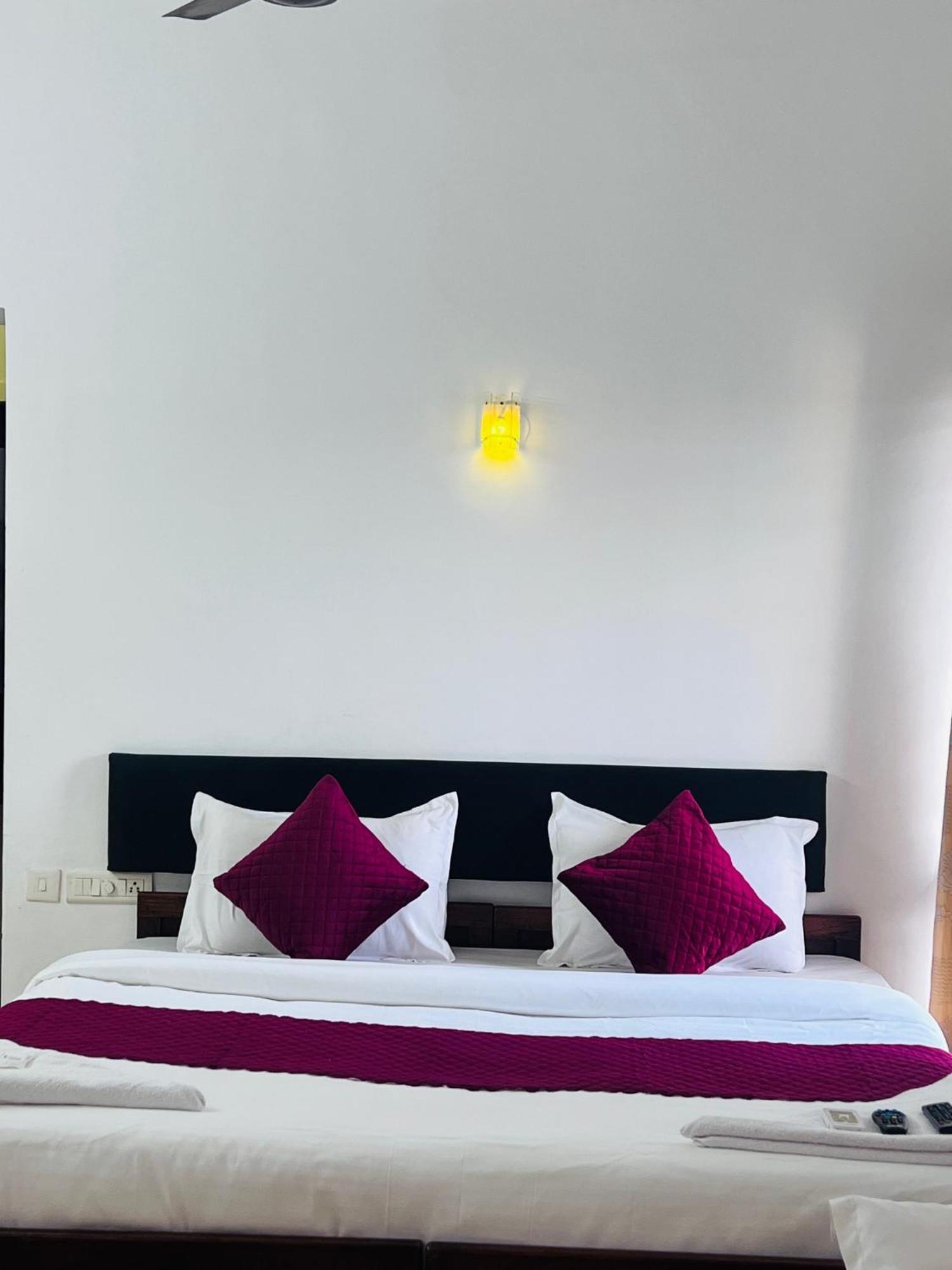 Hotel Sunday - Townhouse Club Airport Trivandrum Thiruvananthapuram Екстер'єр фото
