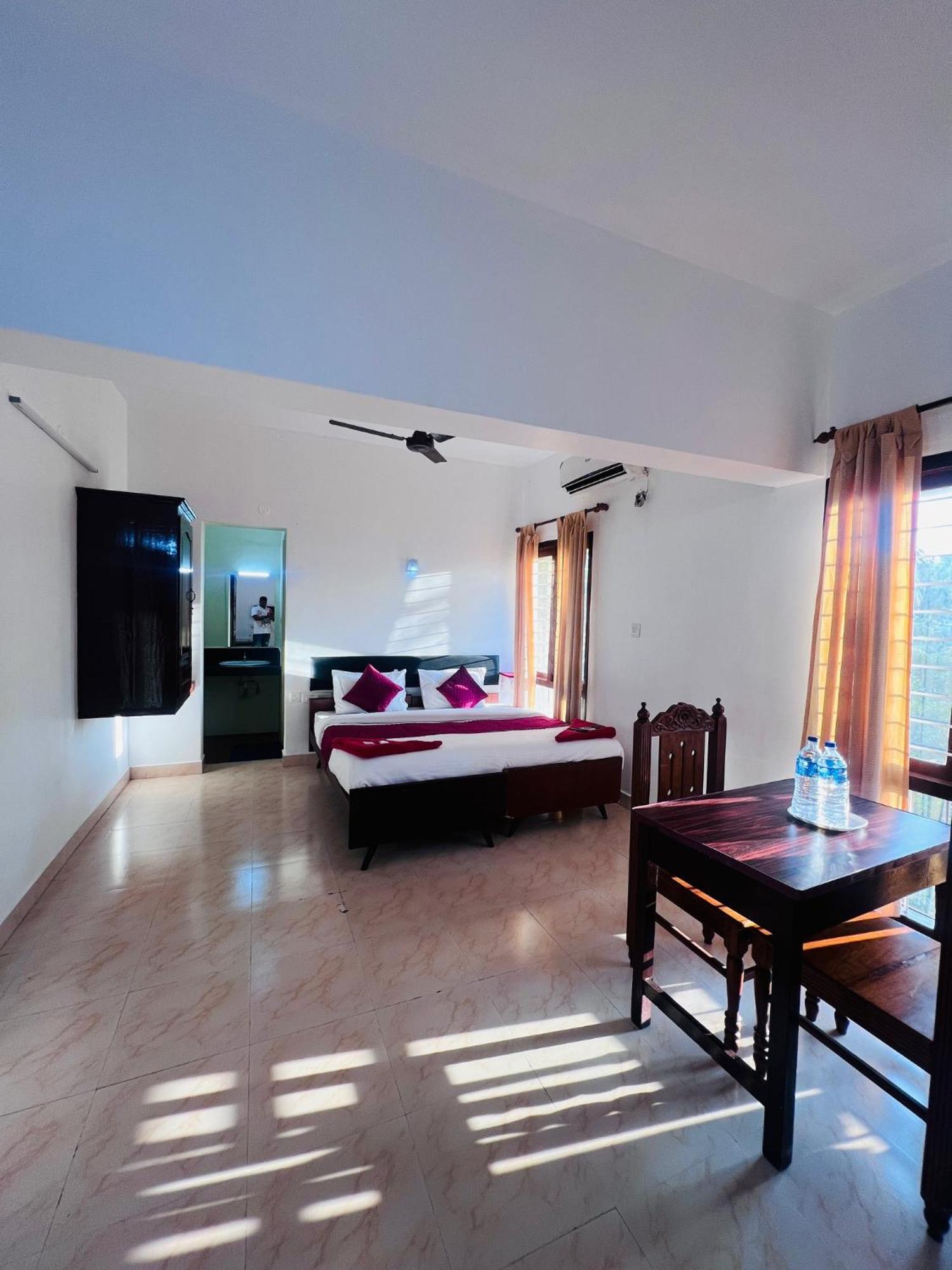 Hotel Sunday - Townhouse Club Airport Trivandrum Thiruvananthapuram Екстер'єр фото