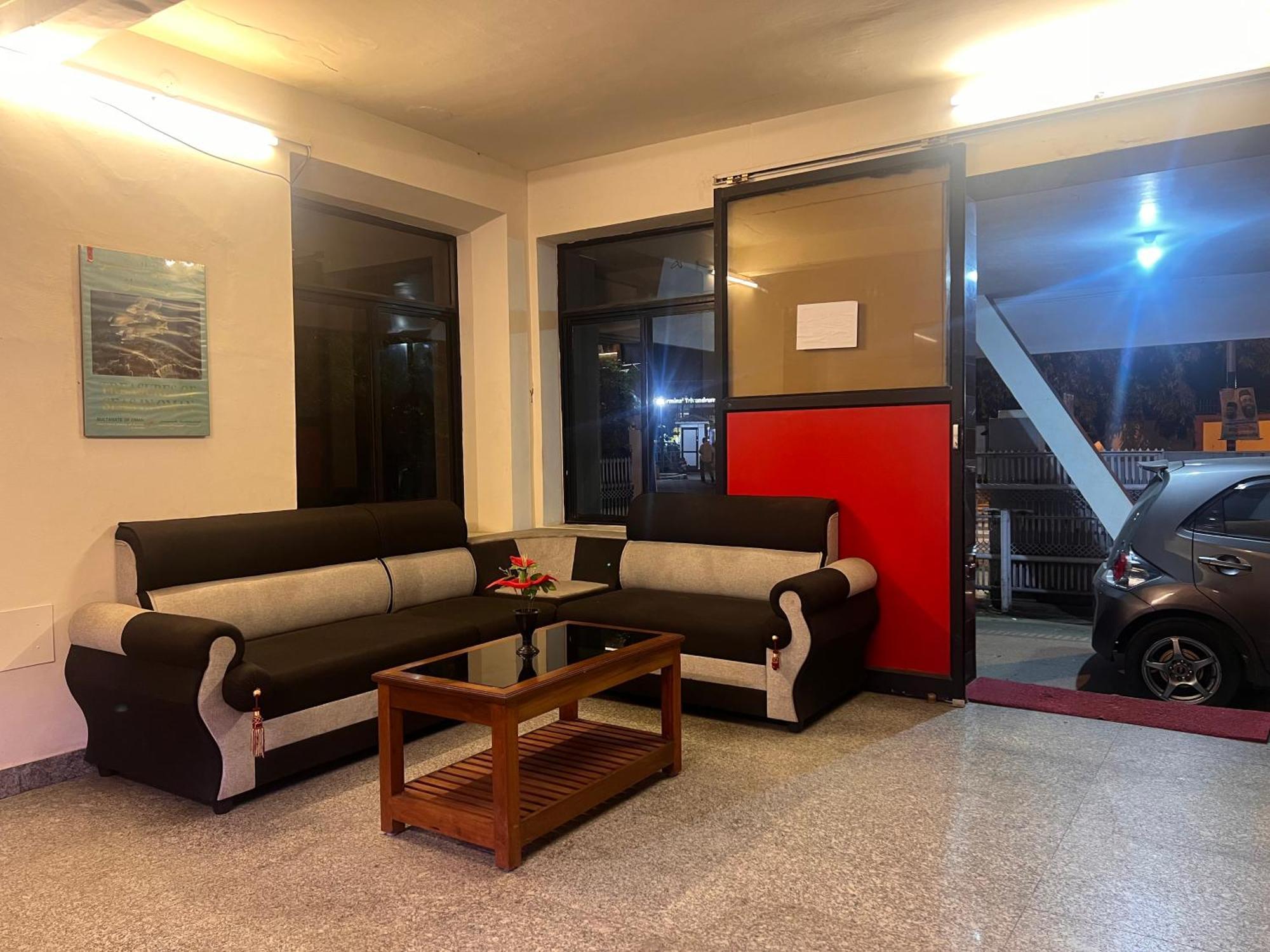 Hotel Sunday - Townhouse Club Airport Trivandrum Thiruvananthapuram Екстер'єр фото