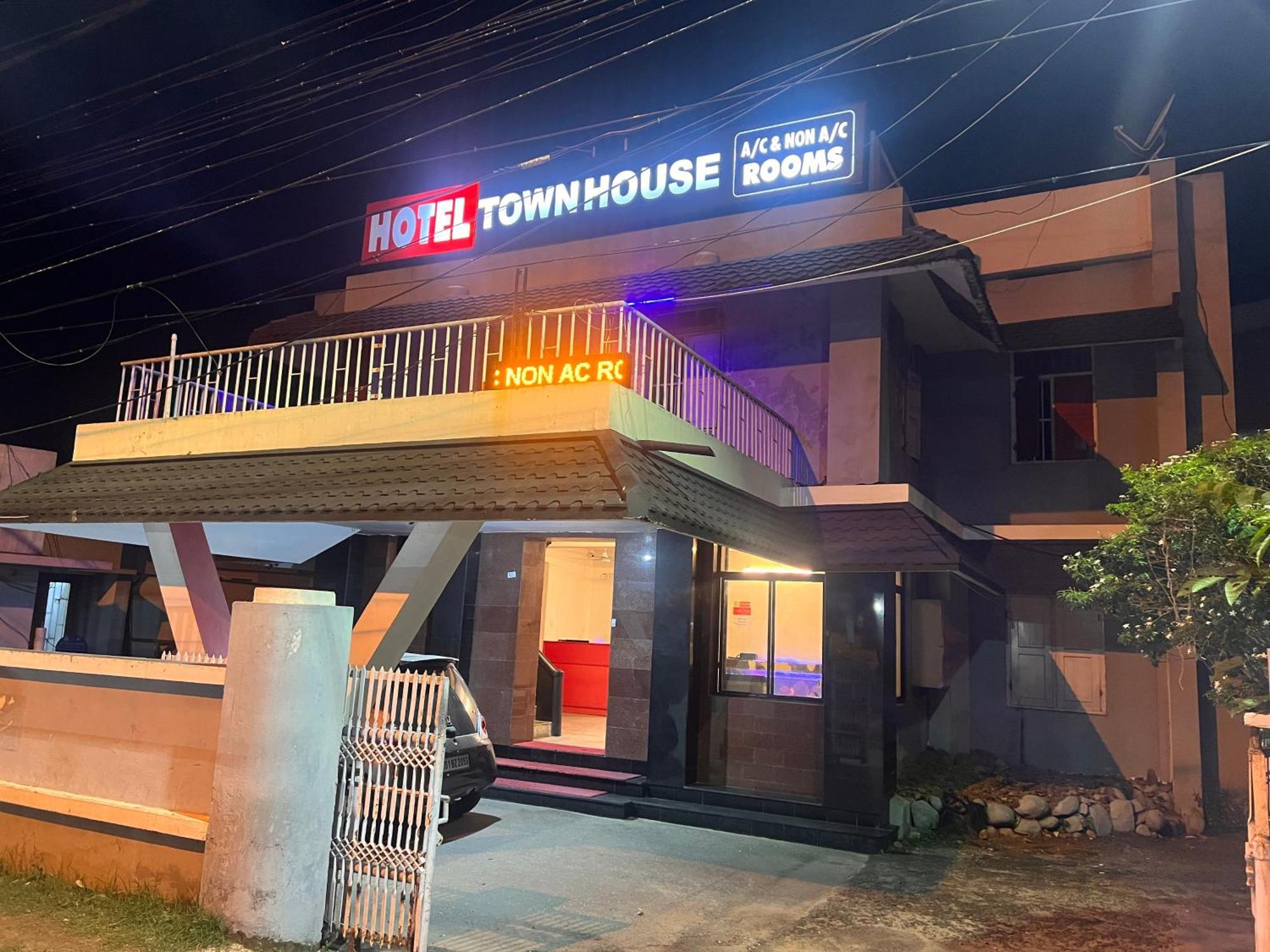 Hotel Sunday - Townhouse Club Airport Trivandrum Thiruvananthapuram Екстер'єр фото